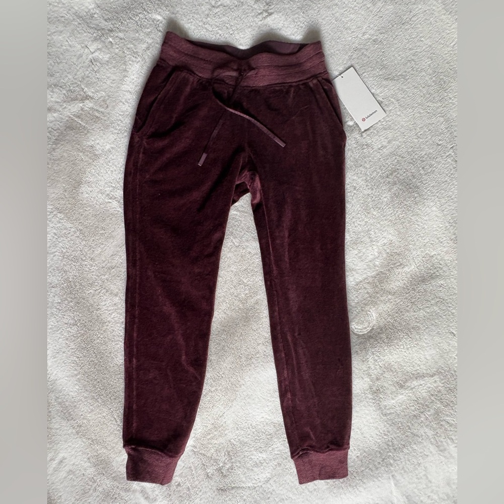 Lululemon - Warm down jogger velour